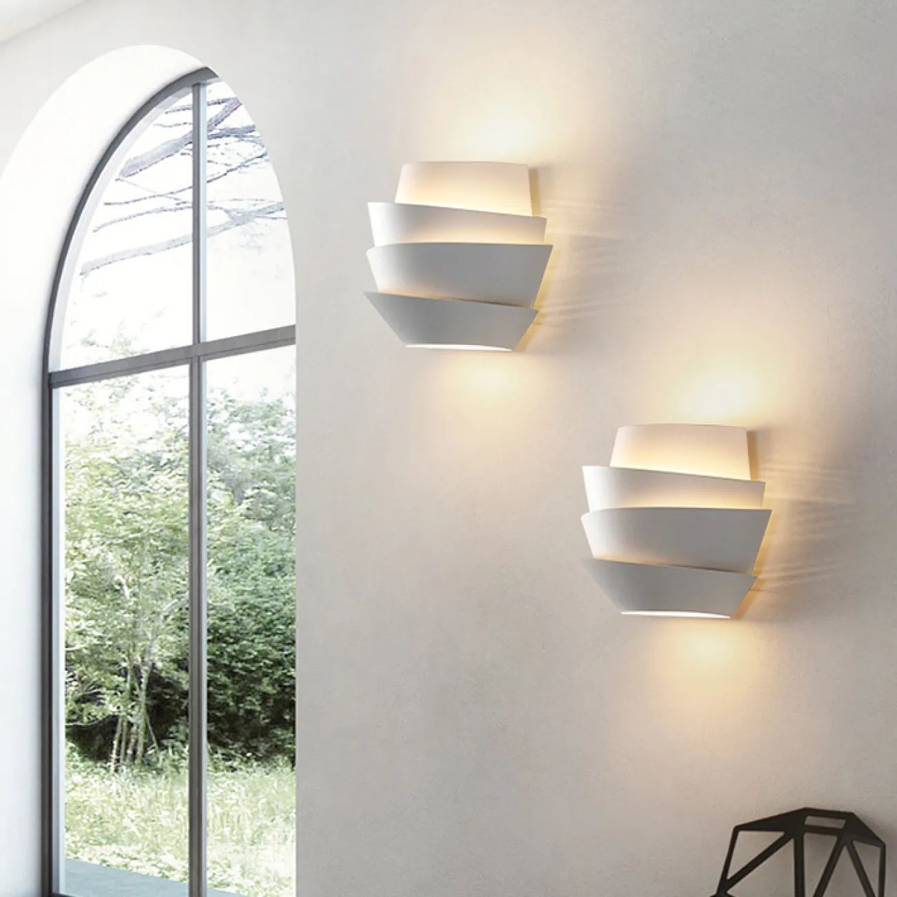 Настенный светильник с белым металлическим корпусом в форме пирамиды из ассиметричных сегментов GWYN WALL