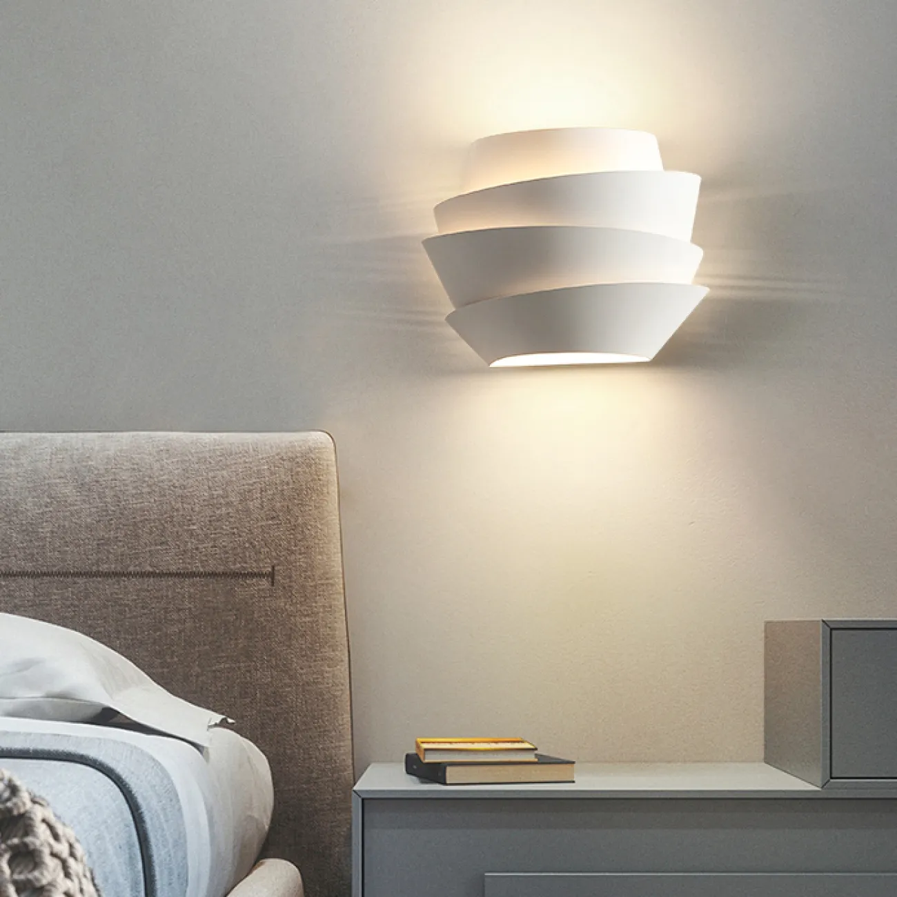 Настенный светильник с белым металлическим корпусом в форме пирамиды из ассиметричных сегментов GWYN WALL