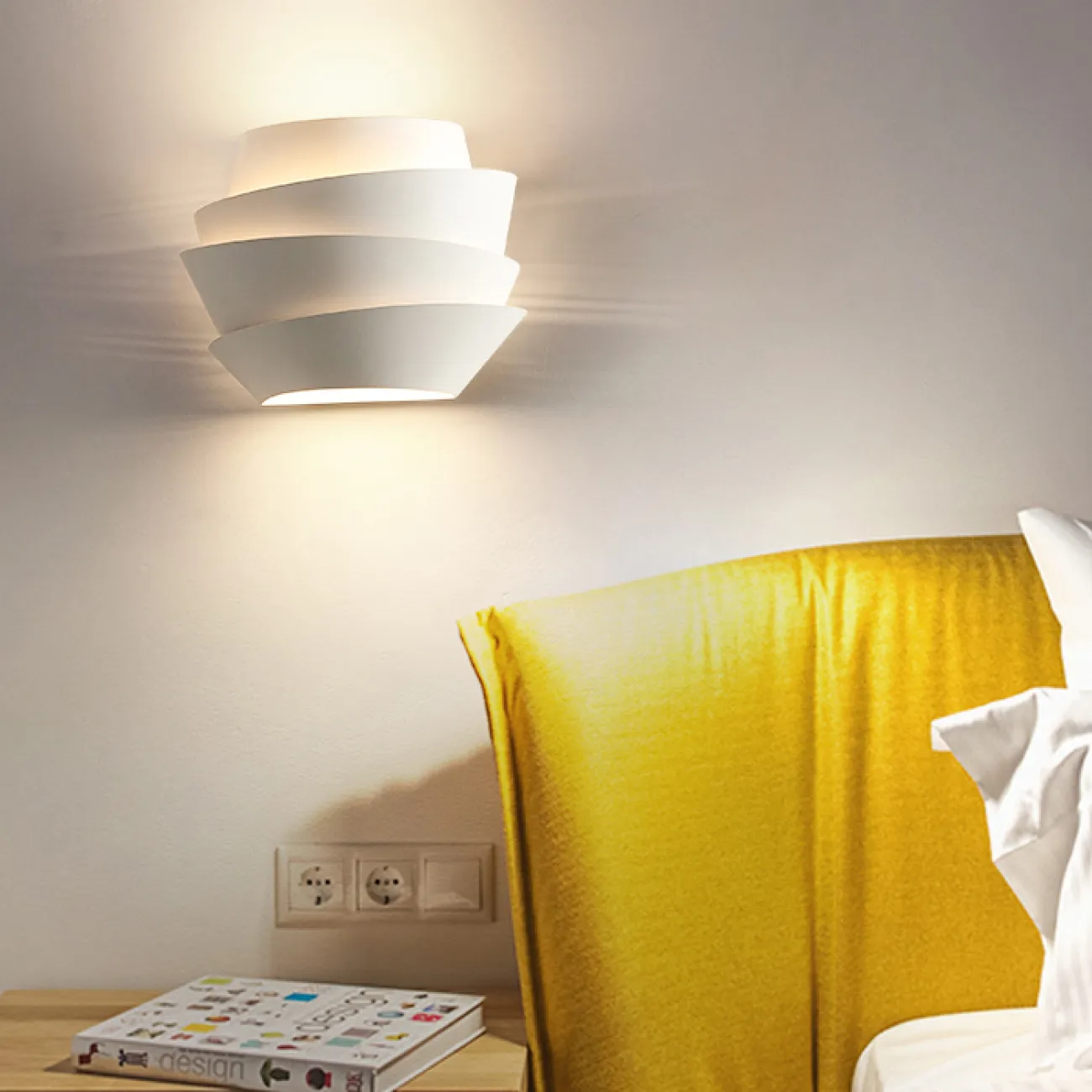 Настенный светильник с белым металлическим корпусом в форме пирамиды из ассиметричных сегментов GWYN WALL