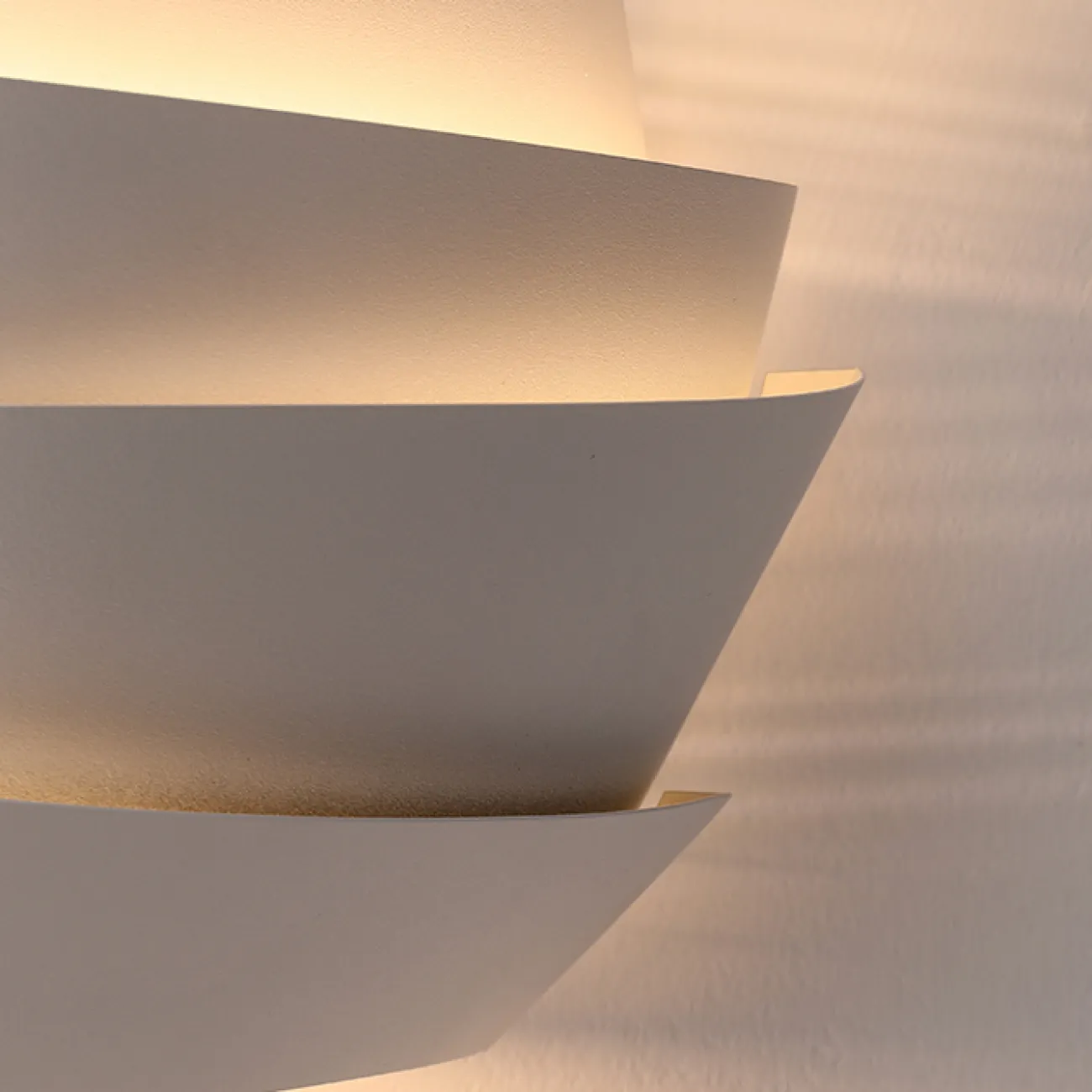 Настенный светильник с белым металлическим корпусом в форме пирамиды из ассиметричных сегментов GWYN WALL