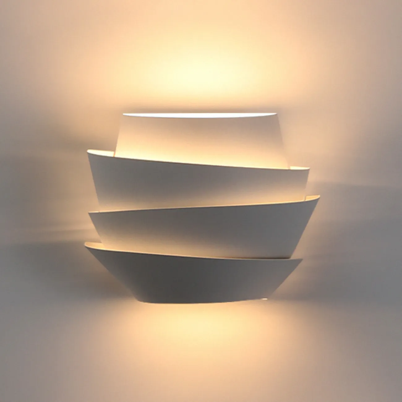 Настенный светильник с белым металлическим корпусом в форме пирамиды из ассиметричных сегментов GWYN WALL