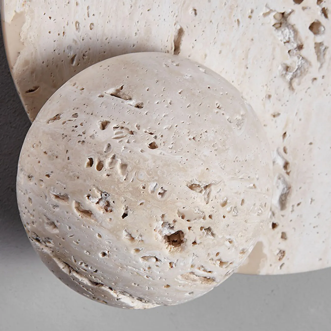 Настенный светодиодный светильник в виде комбинации двух дисков из белого камня травертин PHANUEL Настенный светодиодный светильник в виде комбинации двух дисков из белого камня травертин PHANUEL