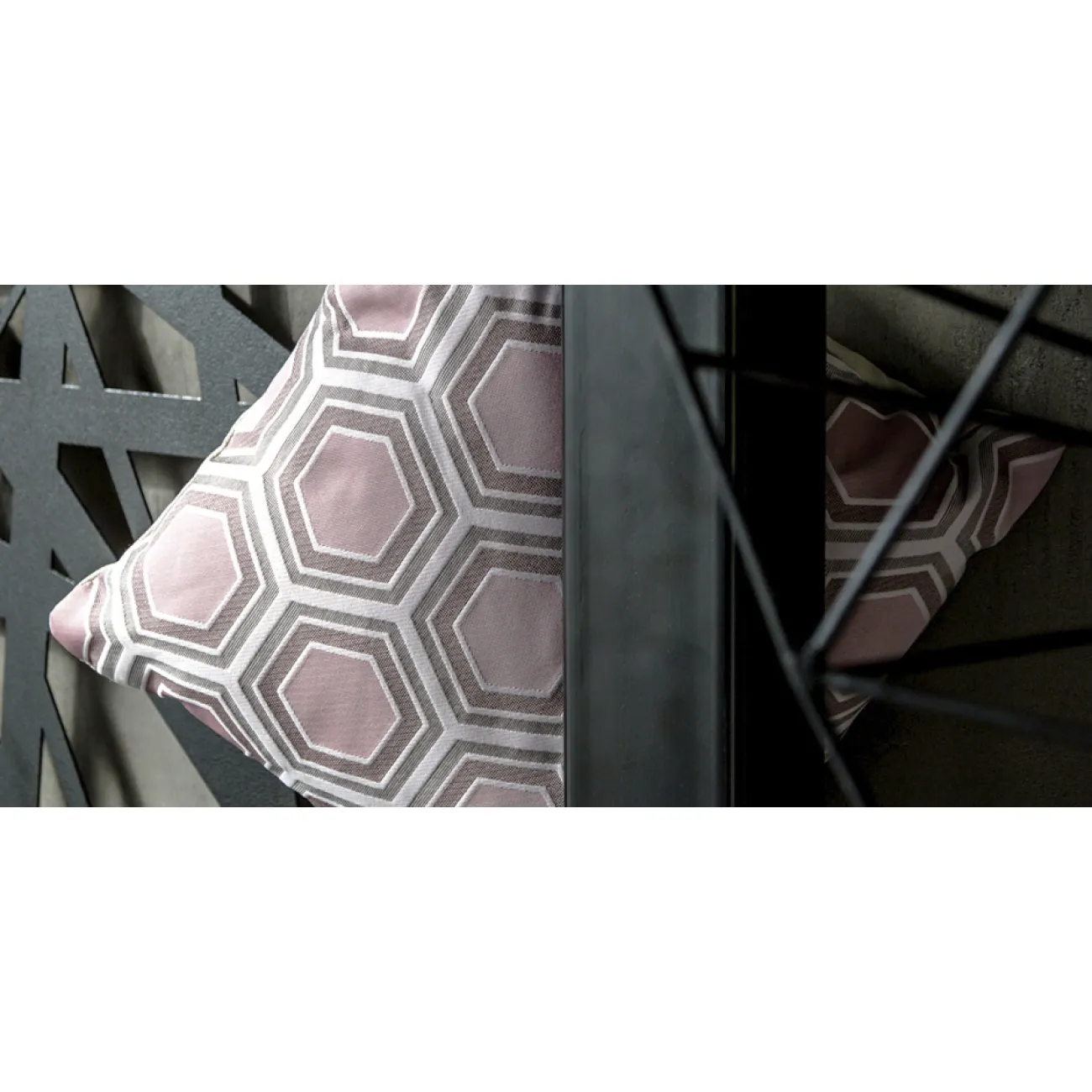 Подушка Hexagon Pink Geometry от LaLume