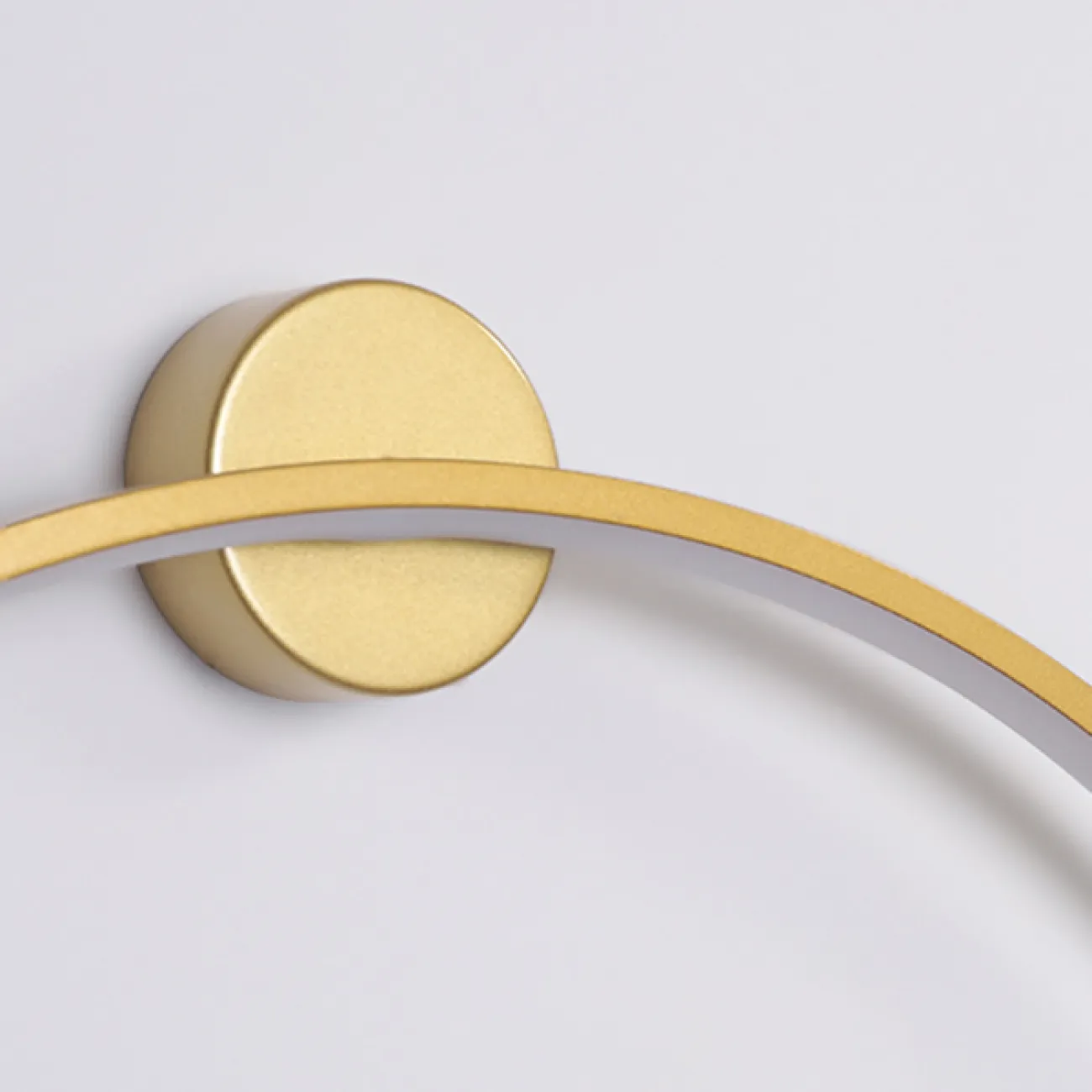 Серия настенных светильников в виде черных металлический колец разного диаметра с LED-подсветкой по контуру корпуса с круглым креплением GUARD B D80 Brass 4000К