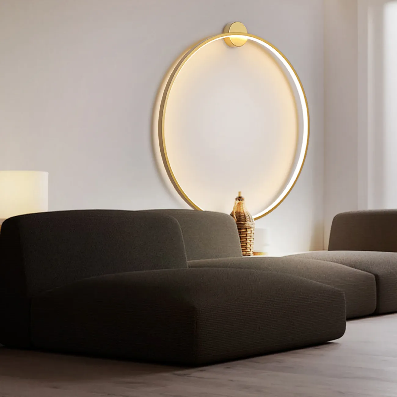 Серия настенных светильников в виде черных металлический колец разного диаметра с LED-подсветкой по контуру корпуса с круглым креплением GUARD B D80 Brass 4000К