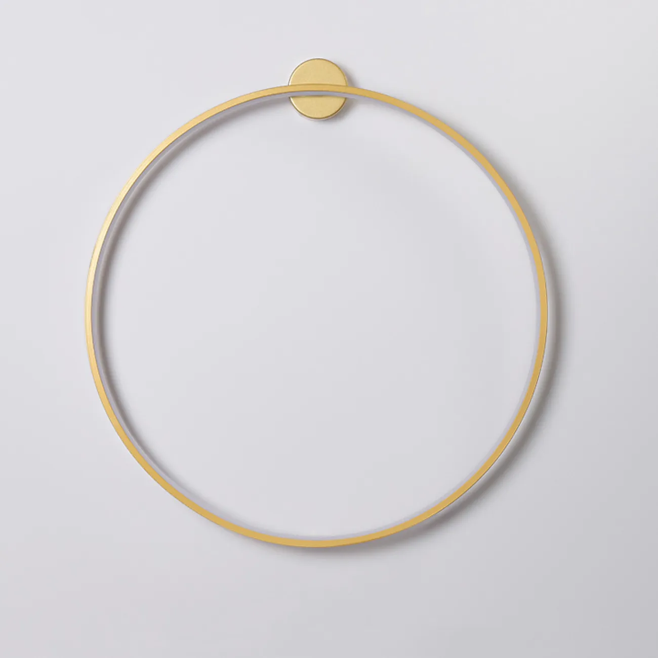 Серия настенных светильников в виде черных металлический колец разного диаметра с LED-подсветкой по контуру корпуса с круглым креплением GUARD B D80 Brass 4000К