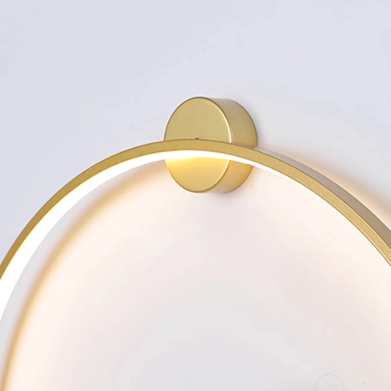 Серия настенных светильников в виде черных металлический колец разного диаметра с LED-подсветкой по контуру корпуса с круглым креплением GUARD B D80 Brass 4000К