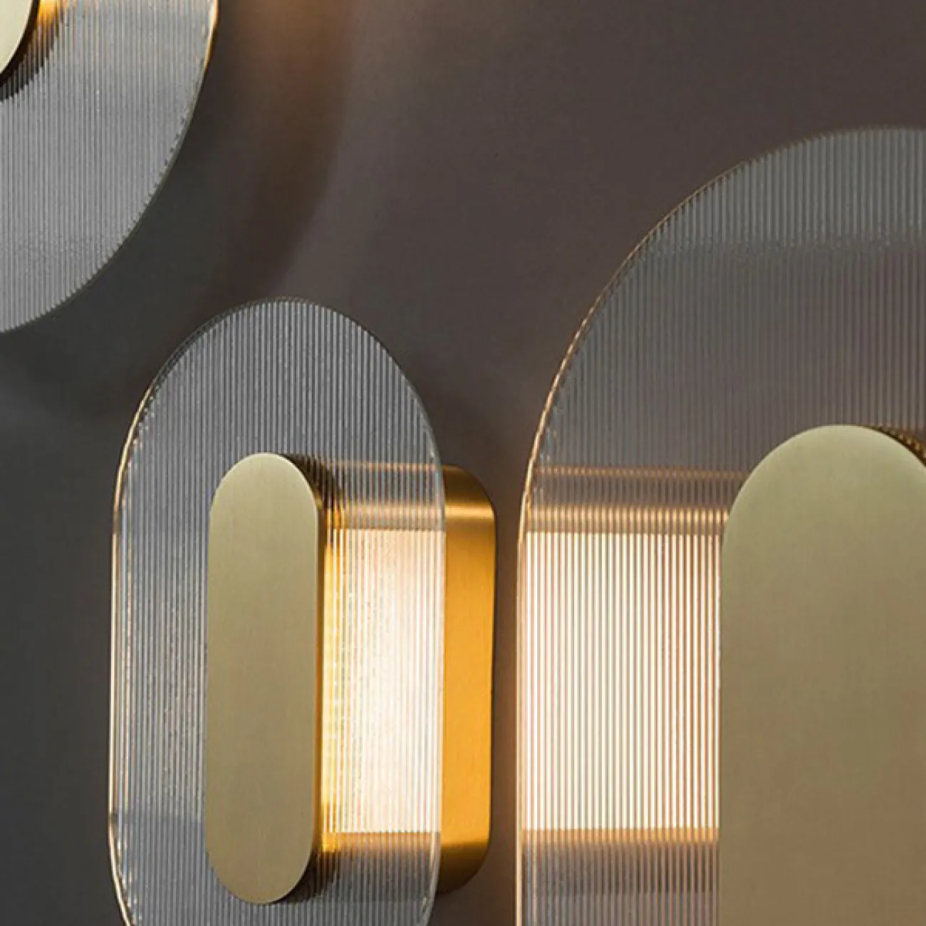 Серия настенных светодиодных светильников с рельефными стеклянными рассеивателями дисковидной и округлой формы COLLEGE B L20