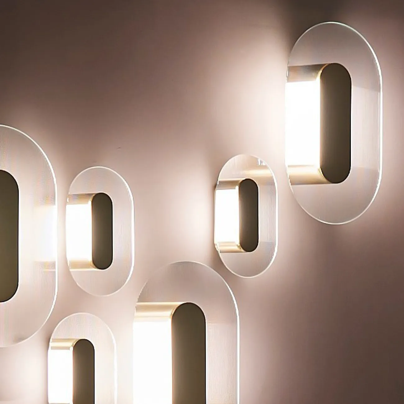 Серия настенных светодиодных светильников с рельефными стеклянными рассеивателями дисковидной и округлой формы COLLEGE B L20