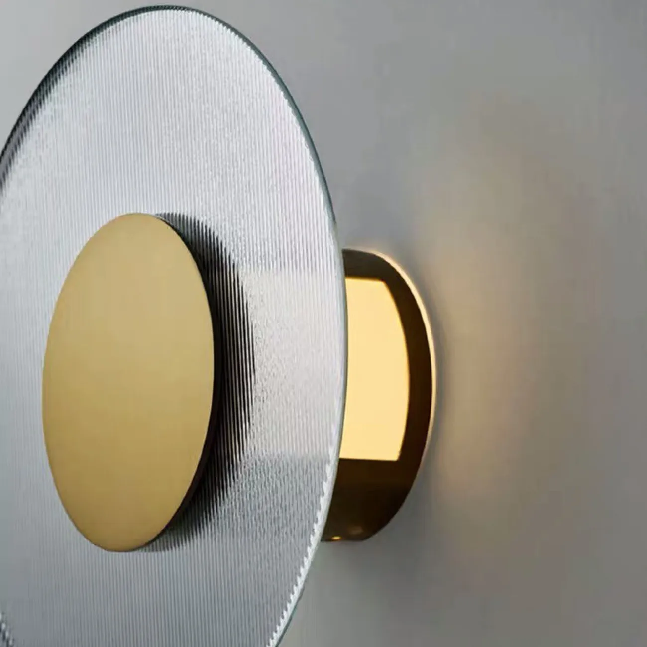 Серия настенных светодиодных светильников с рельефными стеклянными рассеивателями дисковидной и округлой формы COLLEGE B L20