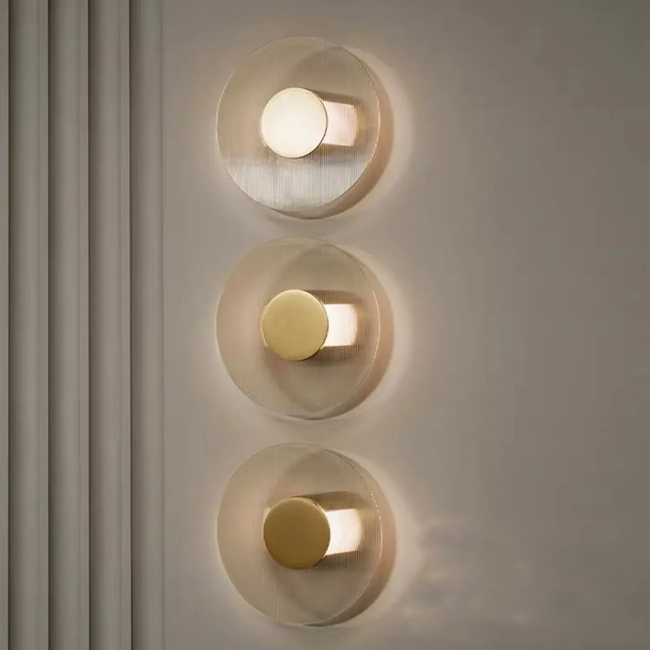 Серия настенных светодиодных светильников с рельефными стеклянными рассеивателями дисковидной и округлой формы COLLEGE B L20