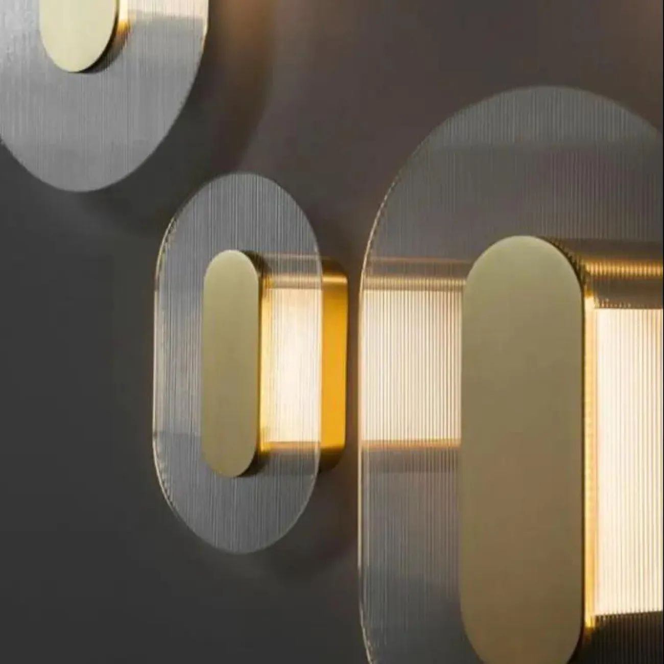 Серия настенных светодиодных светильников с рельефными стеклянными рассеивателями дисковидной и округлой формы COLLEGE B L20