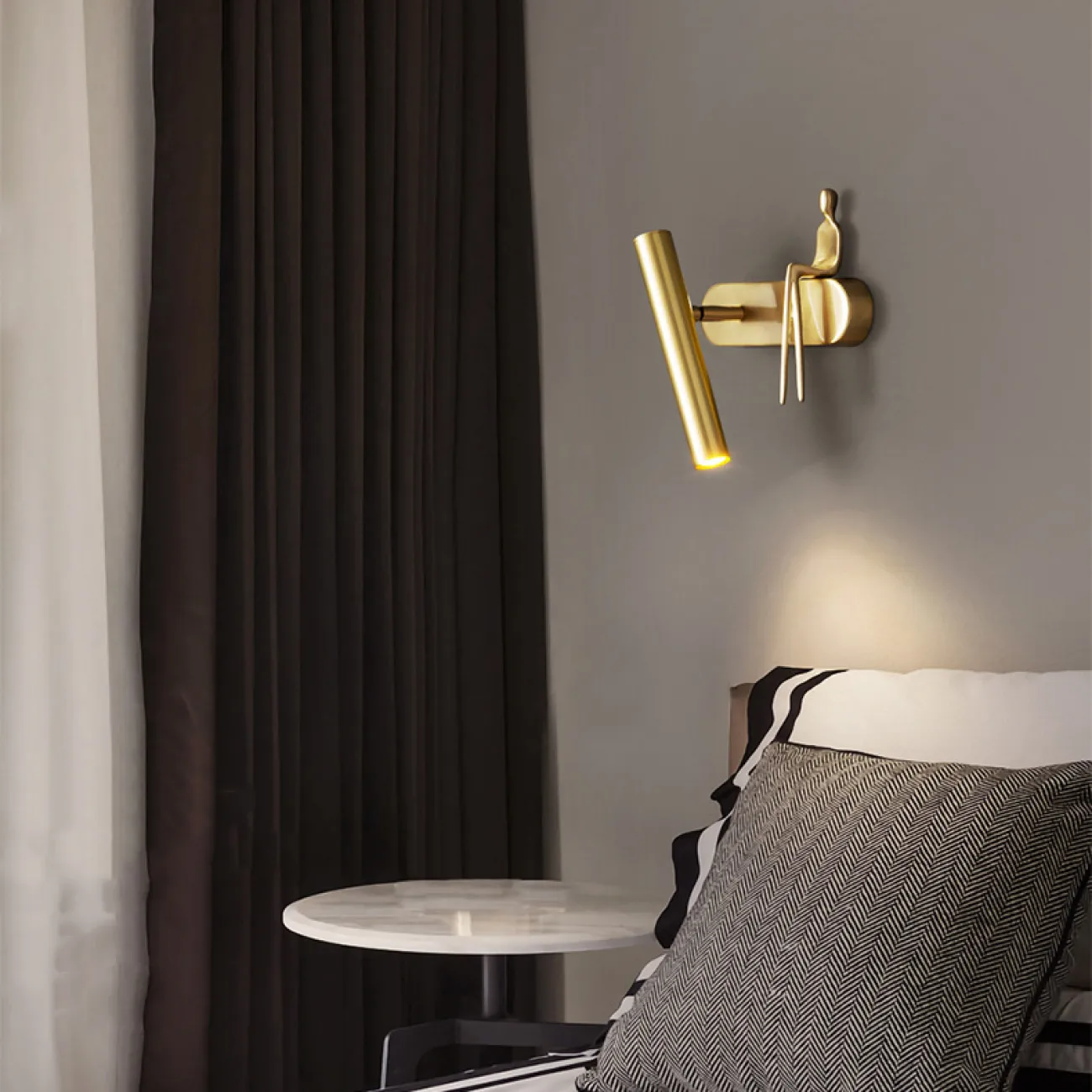 Серия настенных светодиодных светильников с поворотным цилиндрическим спотом и человеческой фигуркой REMUS Right Brass