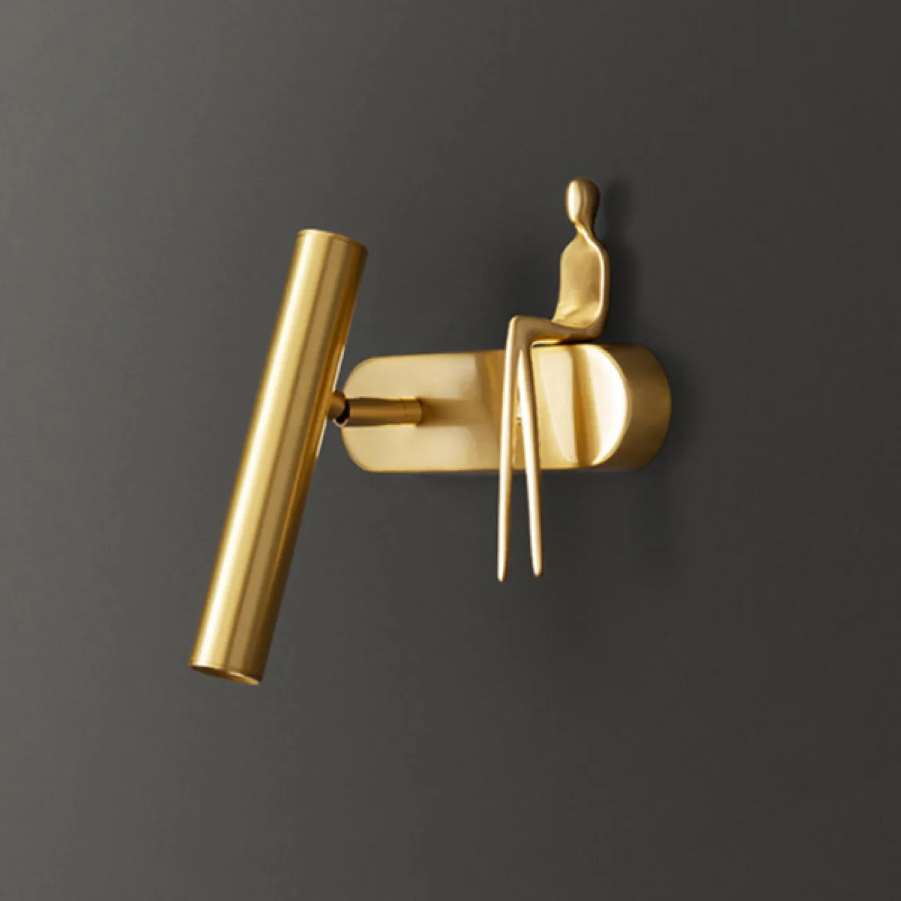 Серия настенных светодиодных светильников с поворотным цилиндрическим спотом и человеческой фигуркой REMUS Right Brass