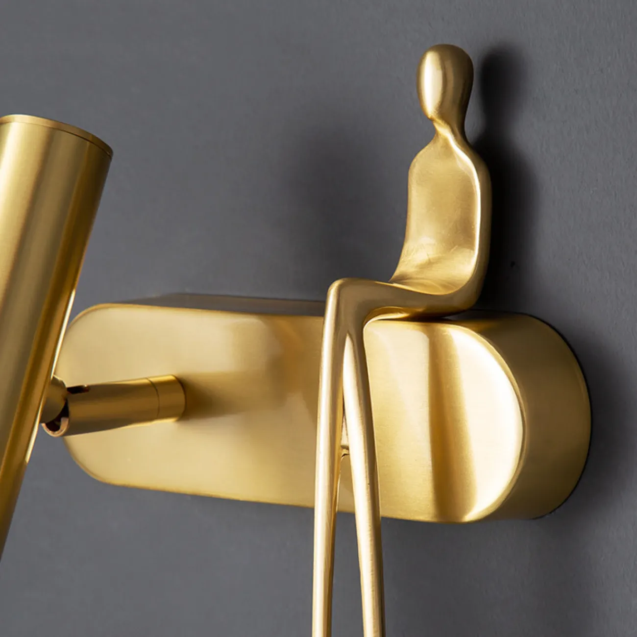 Серия настенных светодиодных светильников с поворотным цилиндрическим спотом и человеческой фигуркой REMUS Right Brass