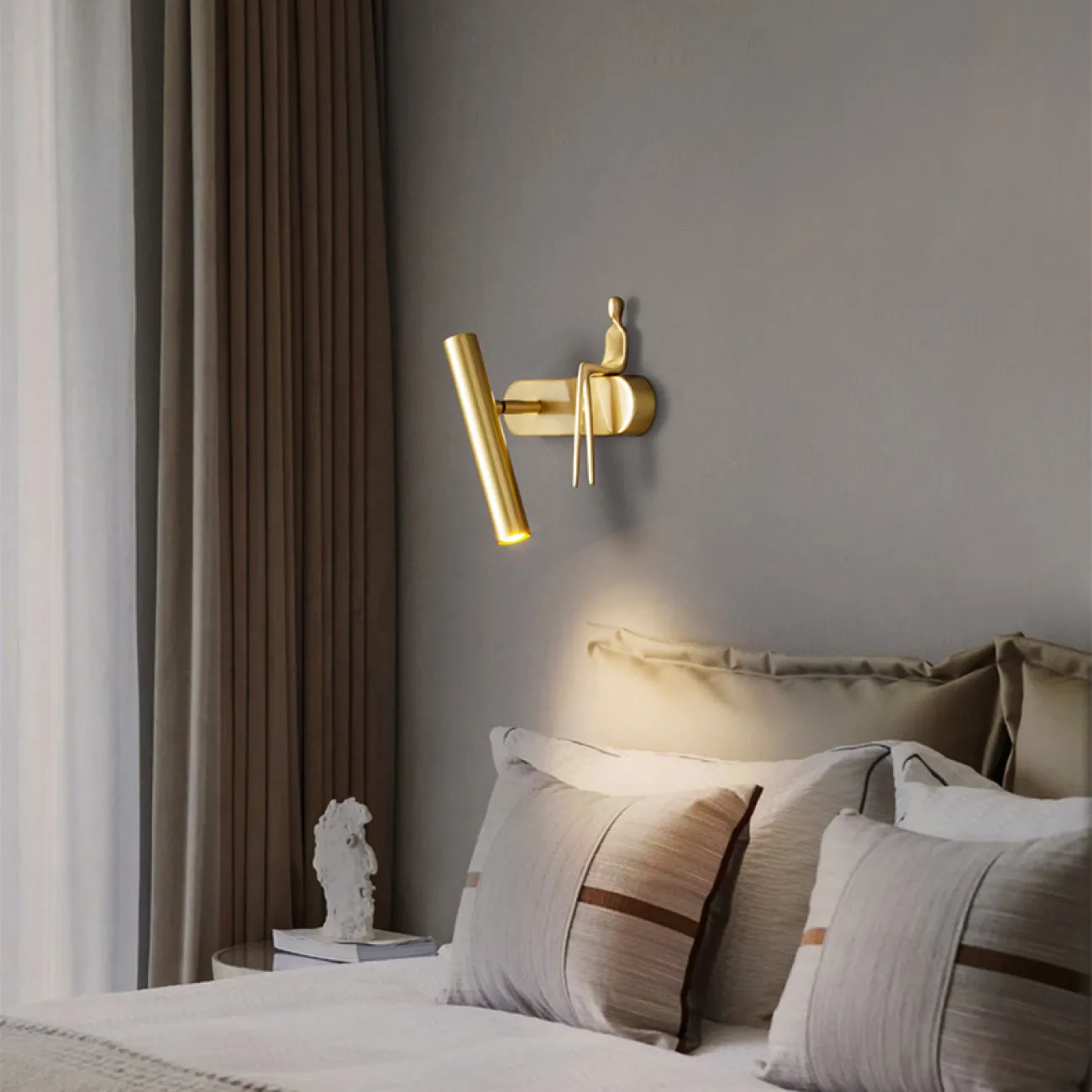 Серия настенных светодиодных светильников с поворотным цилиндрическим спотом и человеческой фигуркой REMUS Right Brass