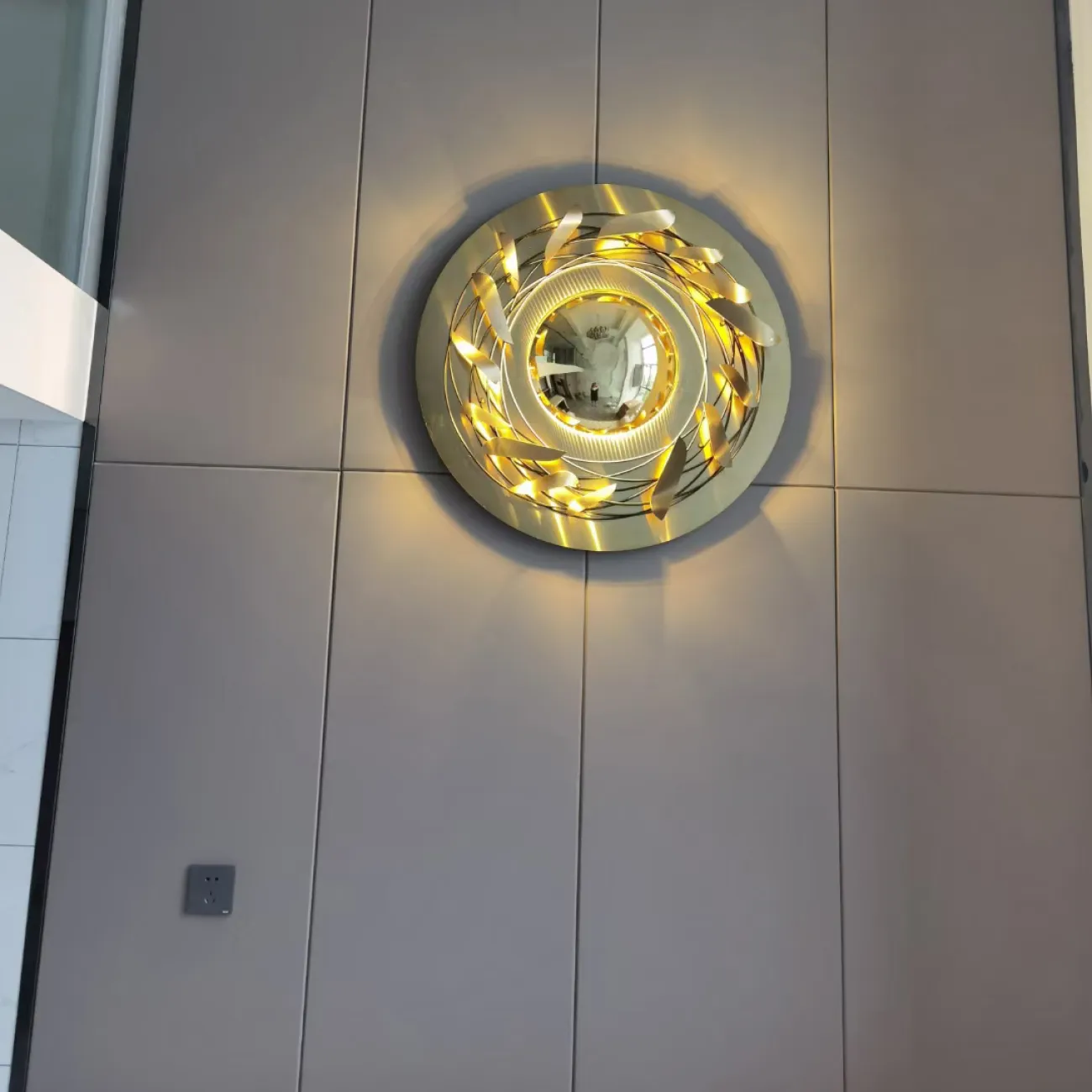 Настенный светодиодный светильник с многослойным дисковидным плафоном с лучевыми рассеивателями SOLAUG D80 Настенный светодиодный светильник с многослойным дисковидным плафоном с лучевыми рассеивателями SOLAUG D80