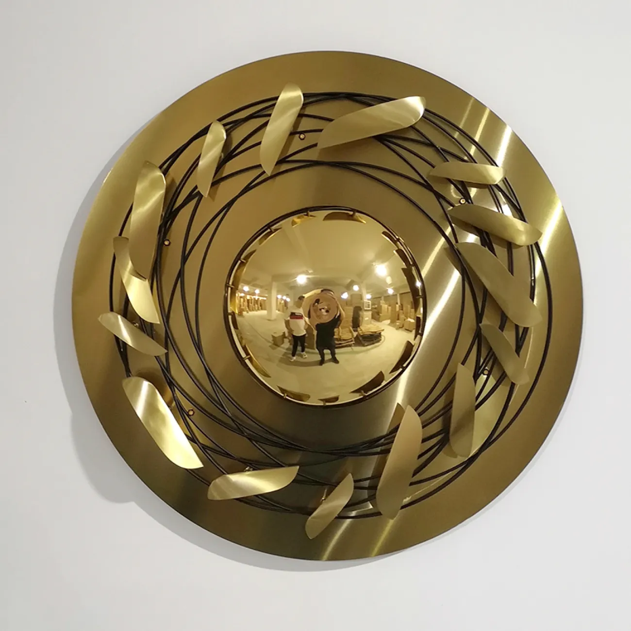 Настенный светодиодный светильник с многослойным дисковидным плафоном с лучевыми рассеивателями SOLAUG D80 Настенный светодиодный светильник с многослойным дисковидным плафоном с лучевыми рассеивателями SOLAUG D80