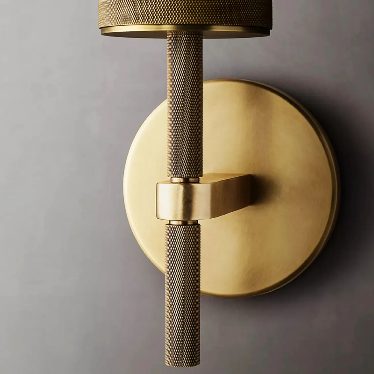 Серия настенных светильников со стеклянным цилиндрическим плафоном на кронштейне с круглым креплением HINNA H36