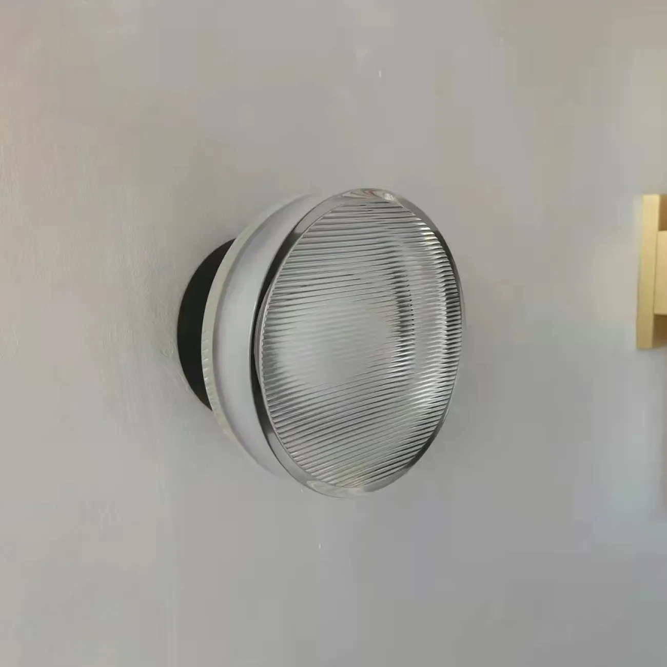 Серия настенных светодиодных светильников с круглым прозрачным плафоном с рельефной поверхностью LILO Brass Серия настенных светодиодных светильников с круглым прозрачным плафоном с рельефной поверхностью LILO Brass