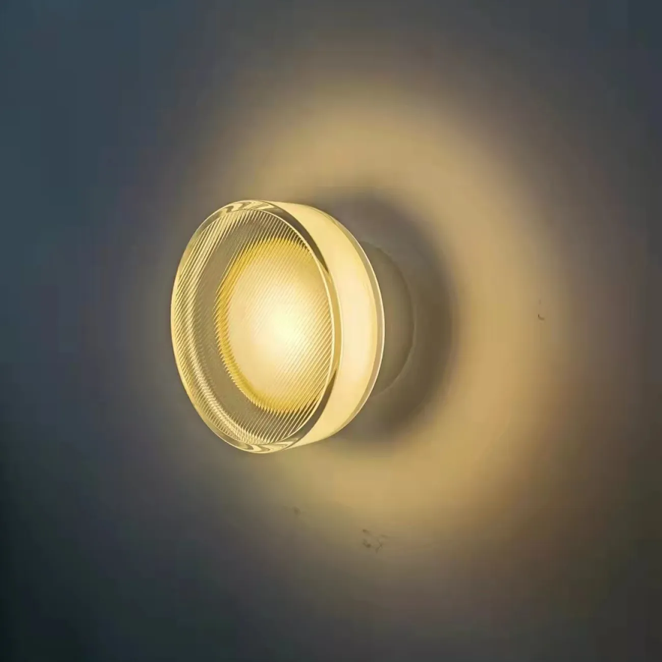 Серия настенных светодиодных светильников с круглым прозрачным плафоном с рельефной поверхностью LILO Brass Серия настенных светодиодных светильников с круглым прозрачным плафоном с рельефной поверхностью LILO Brass