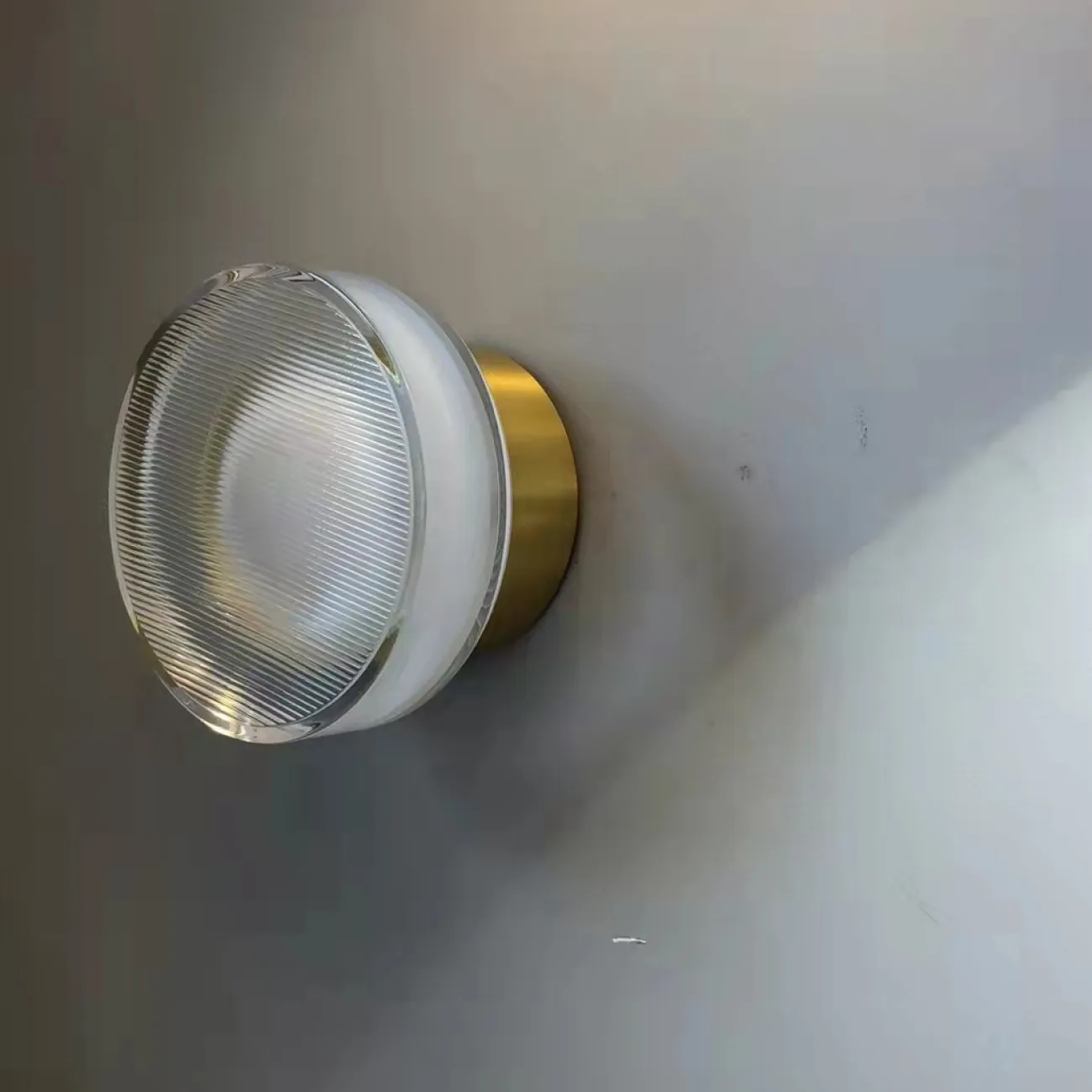 Серия настенных светодиодных светильников с круглым прозрачным плафоном с рельефной поверхностью LILO Brass Серия настенных светодиодных светильников с круглым прозрачным плафоном с рельефной поверхностью LILO Brass