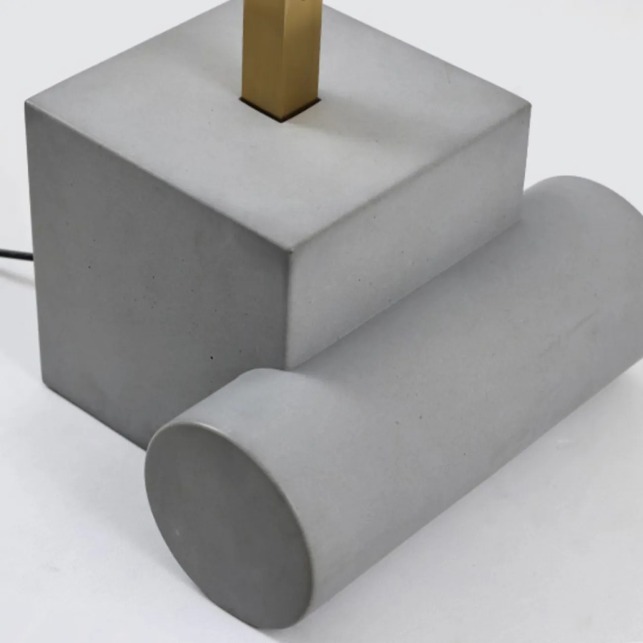 Светодиодный торшер с поворотным рельефным рассеивателем на вертикальной стойке с геометрическим основанием из бетона TORKELL