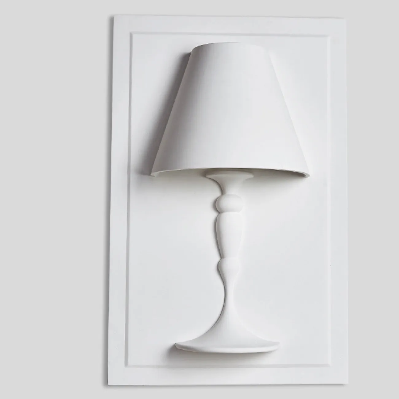 Креативный настенный светильник из белого гипса в виде настольной лампы с абажуром BEATUS 10W 6000К