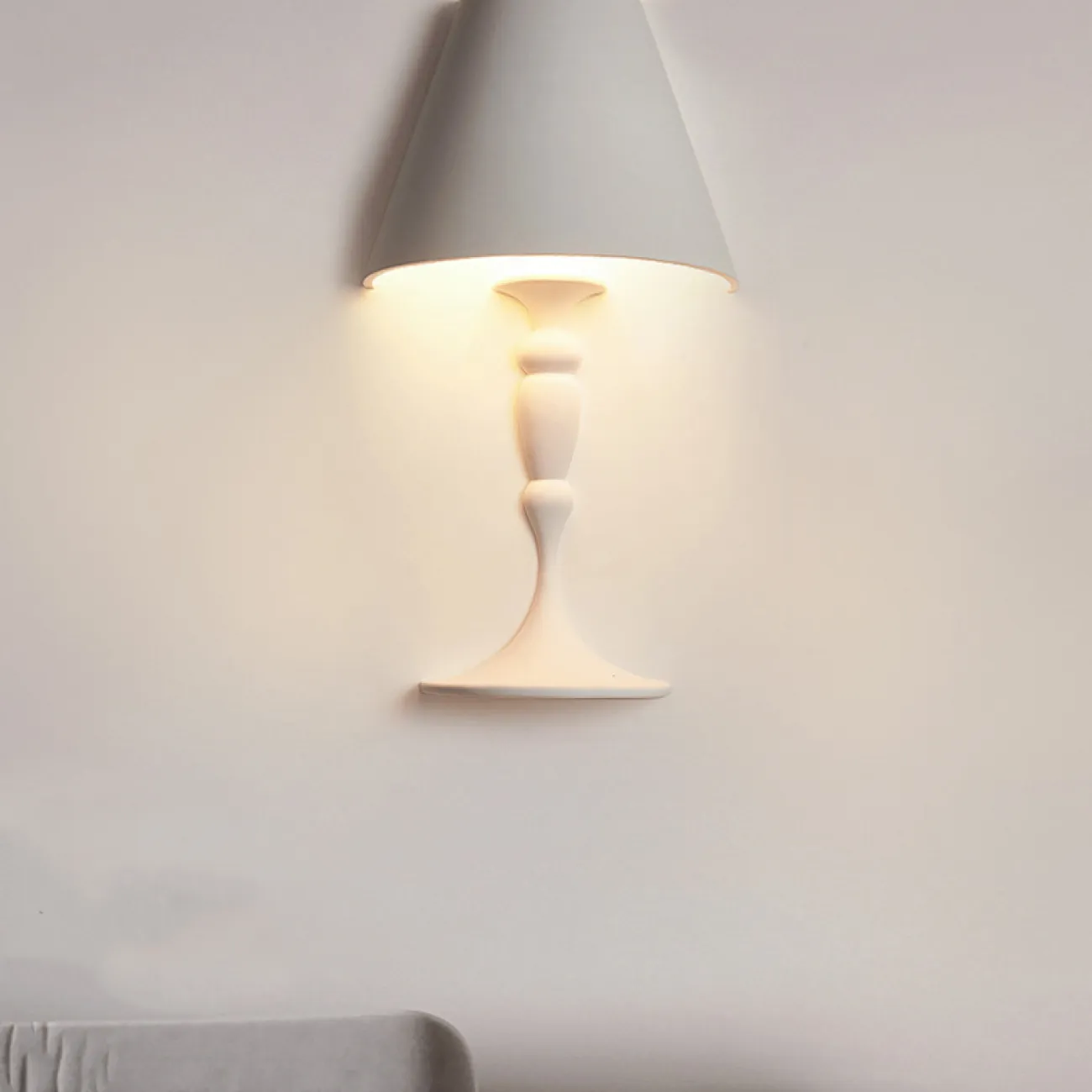 Креативный настенный светильник из белого гипса в виде настольной лампы с абажуром BEATUS 10W 6000К