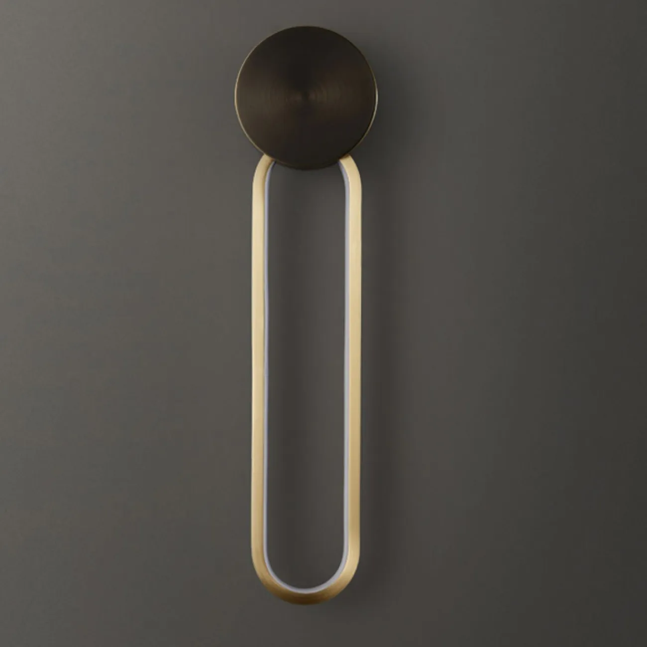 Серия настенных светильников с латунными дисками на закольцованном корпусе с внутренней LED-подсветкой MANCHESTER W Brass