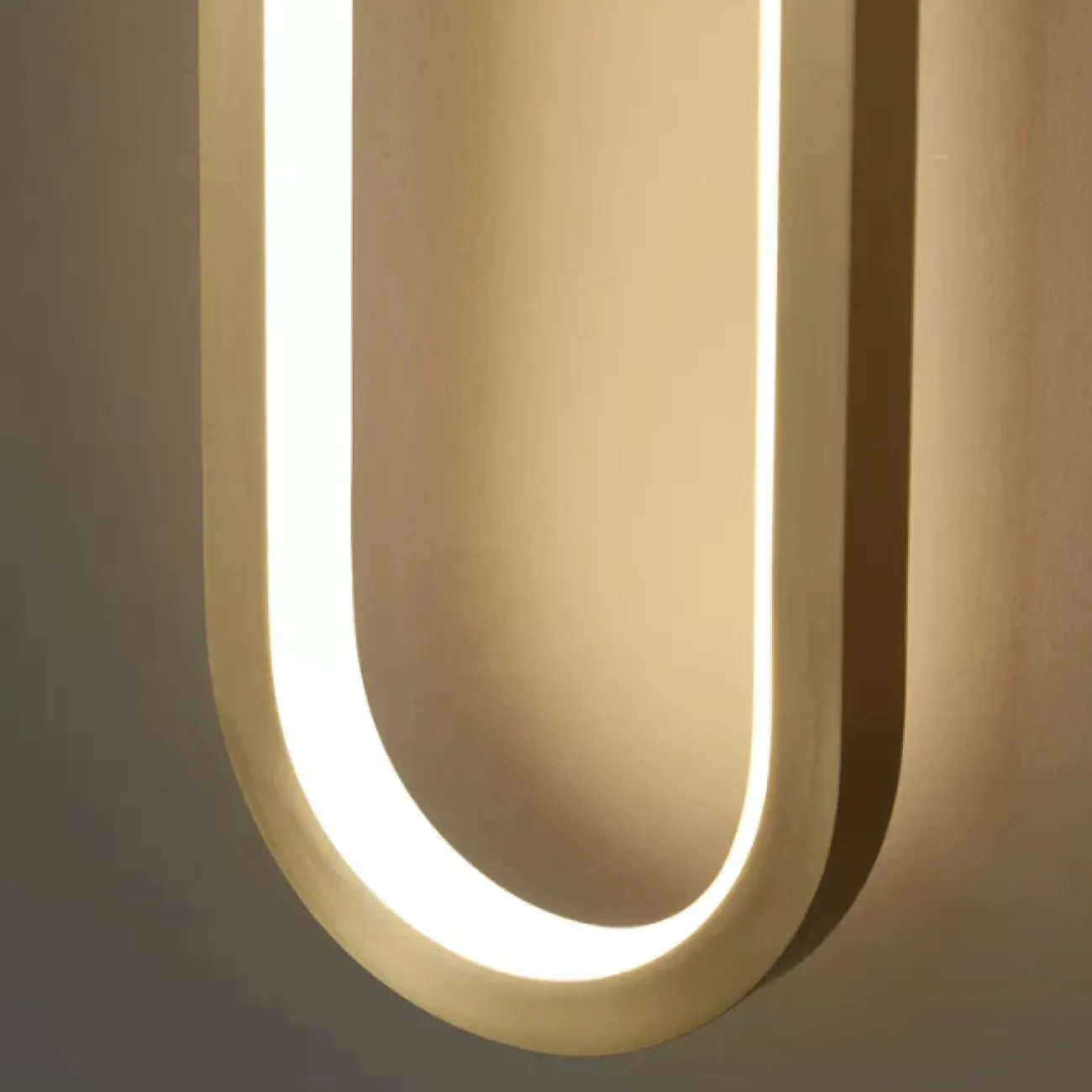 Серия настенных светильников с латунными дисками на закольцованном корпусе с внутренней LED-подсветкой MANCHESTER W Black