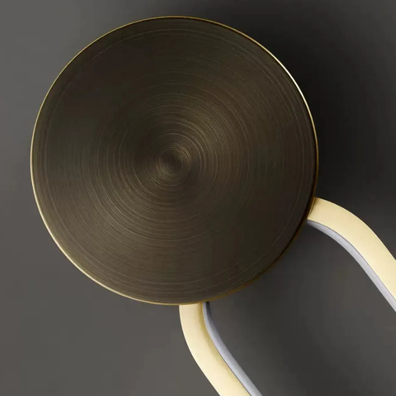 Серия настенных светильников с латунными дисками на закольцованном корпусе с внутренней LED-подсветкой MANCHESTER W Black