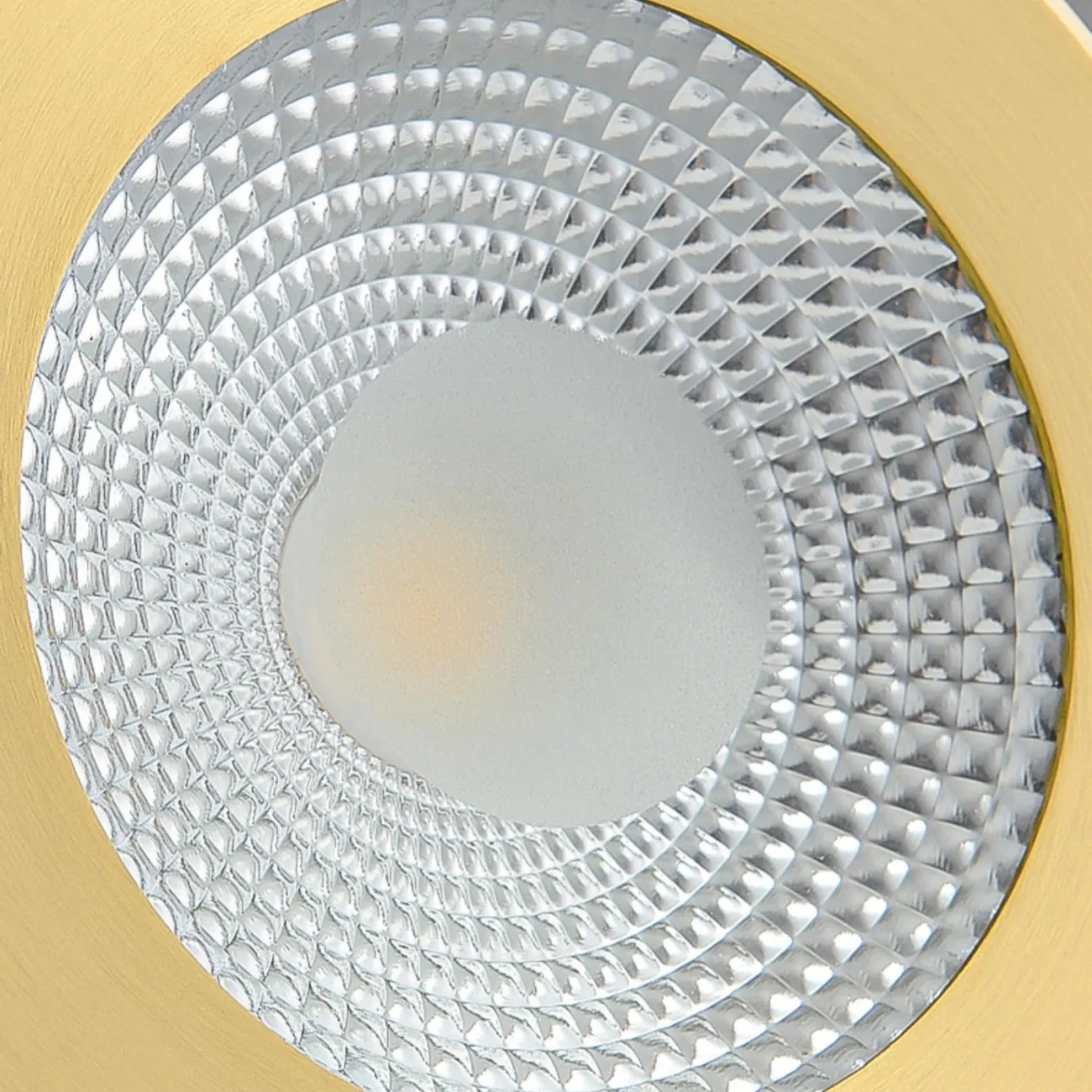 Точечный встраиваемый светильник круглой формы с рельефной внутренней поверхностью и окантовкой латунного оттенка ACT D10 3000К 3W