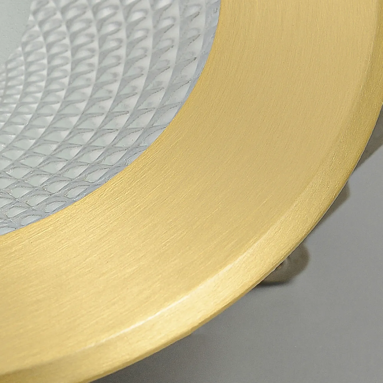 Точечный встраиваемый светильник круглой формы с рельефной внутренней поверхностью и окантовкой латунного оттенка ACT D10 3000К 3W