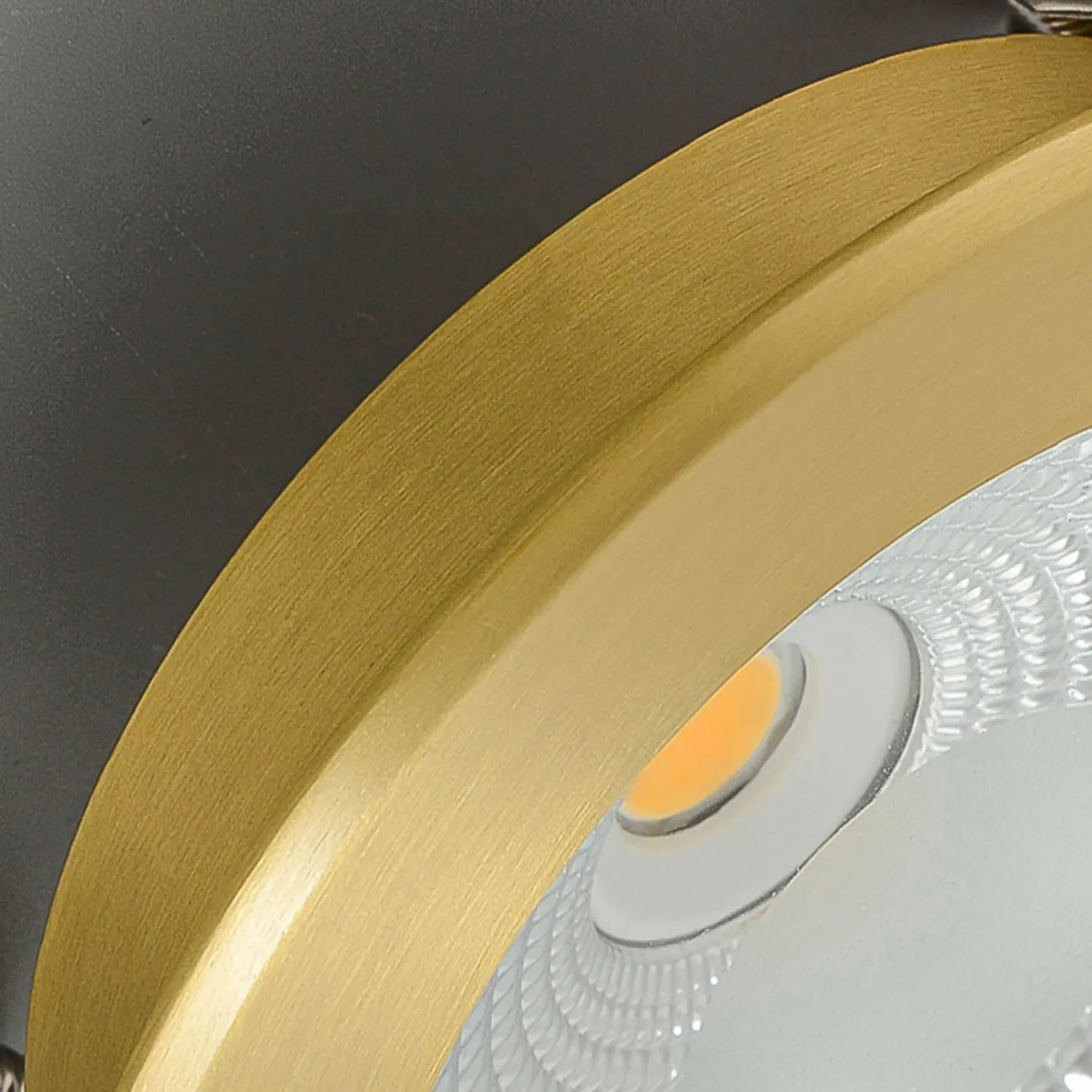 Точечный встраиваемый светильник круглой формы с рельефной внутренней поверхностью и окантовкой латунного оттенка ACT D10 3000К 3W