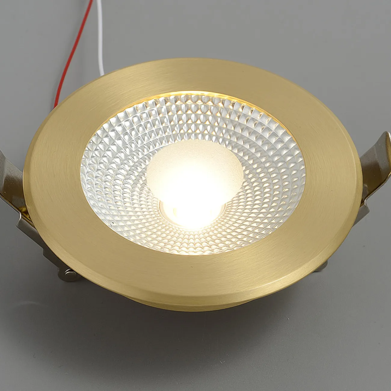 Точечный встраиваемый светильник круглой формы с рельефной внутренней поверхностью и окантовкой латунного оттенка ACT D10 3000К 3W
