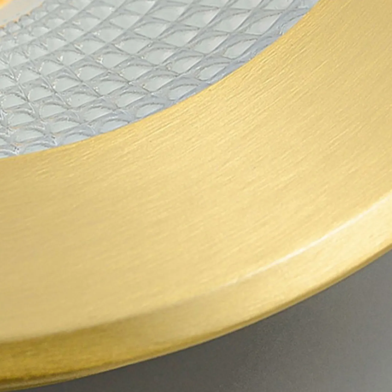 Точечный встраиваемый светильник круглой формы с рельефной внутренней поверхностью и окантовкой латунного оттенка ACT D10 3000К 3W