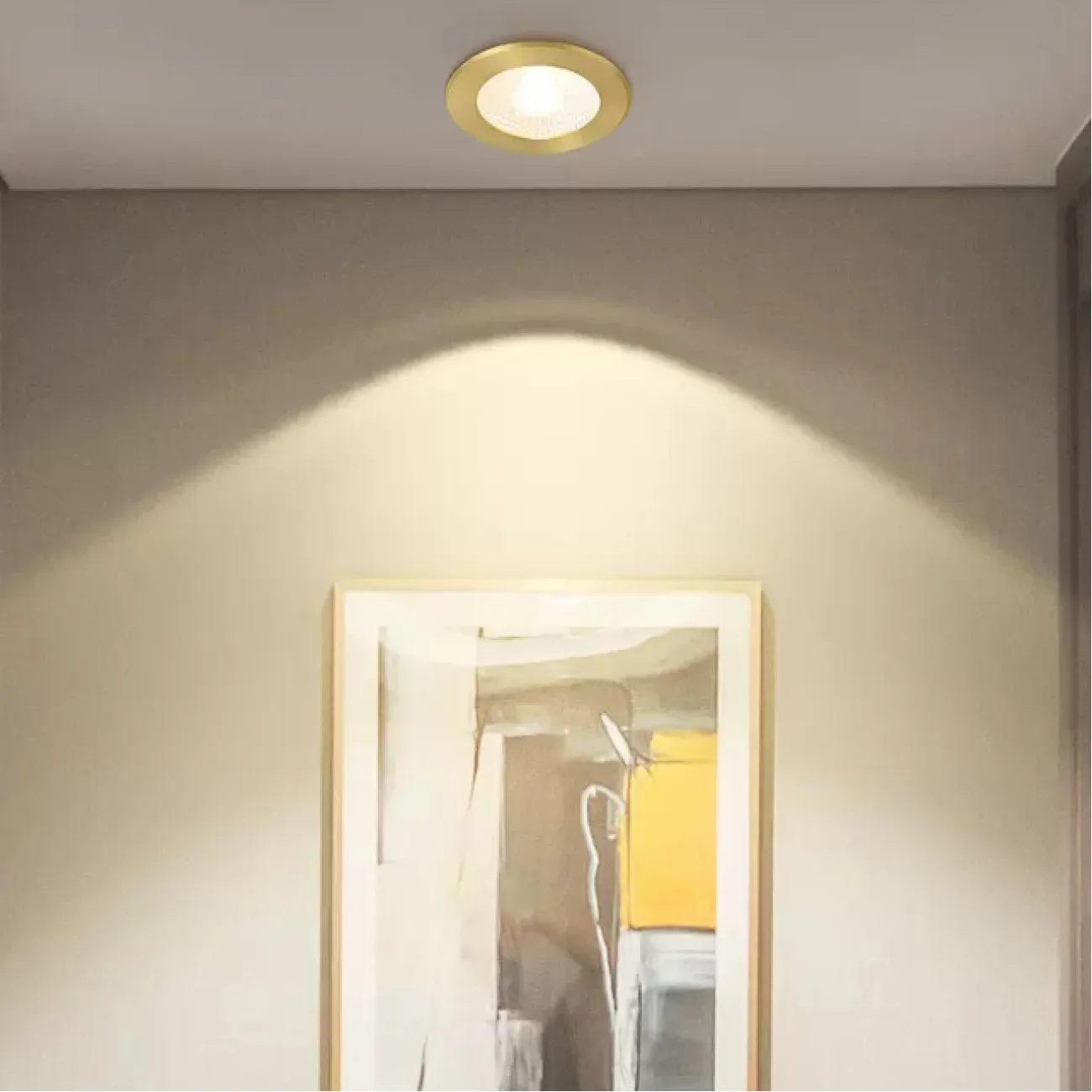 Точечный встраиваемый светильник круглой формы с рельефной внутренней поверхностью и окантовкой латунного оттенка ACT D10 3000К 3W