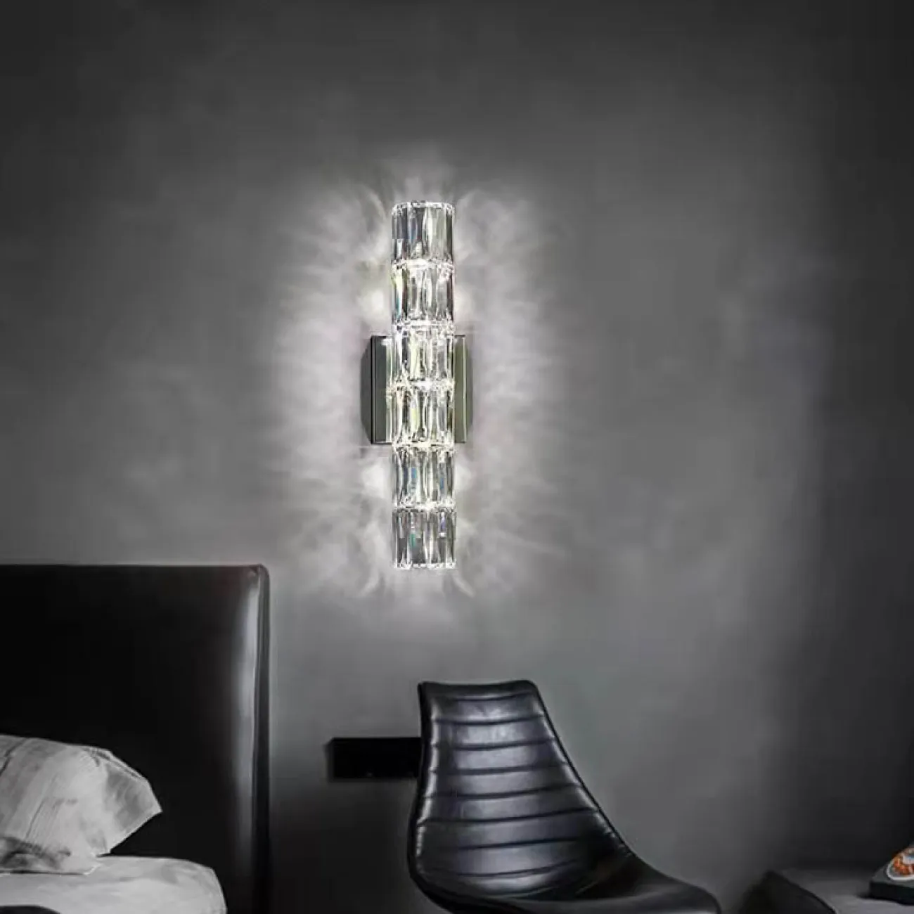 Серия настенных светильников с вытянутым цилиндрическим плафоном из прямоугольных хрустальных пластин MONNA H30 Серия настенных светильников с вытянутым цилиндрическим плафоном из прямоугольных хрустальных пластин MONNA H30