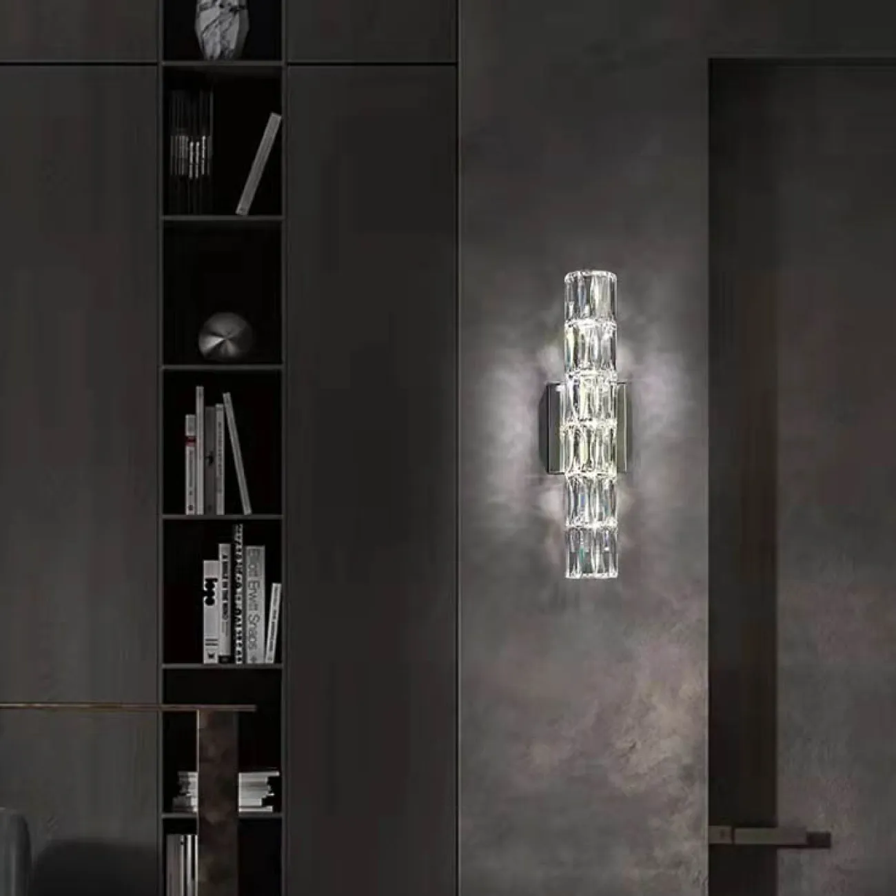 Серия настенных светильников с вытянутым цилиндрическим плафоном из прямоугольных хрустальных пластин MONNA H30 Серия настенных светильников с вытянутым цилиндрическим плафоном из прямоугольных хрустальных пластин MONNA H30