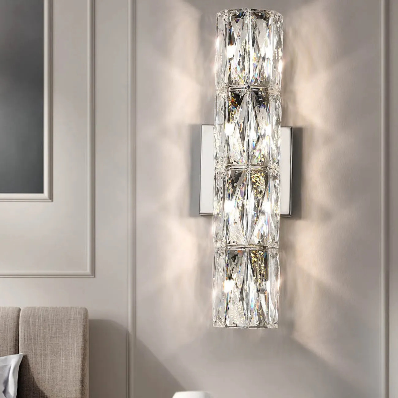 Серия настенных светильников с вытянутым цилиндрическим плафоном из прямоугольных хрустальных пластин MONNA H30 Серия настенных светильников с вытянутым цилиндрическим плафоном из прямоугольных хрустальных пластин MONNA H30