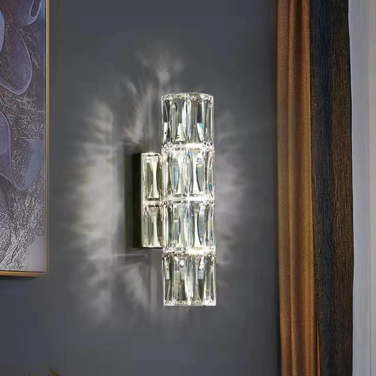 Серия настенных светильников с вытянутым цилиндрическим плафоном из прямоугольных хрустальных пластин MONNA H30 Серия настенных светильников с вытянутым цилиндрическим плафоном из прямоугольных хрустальных пластин MONNA H30