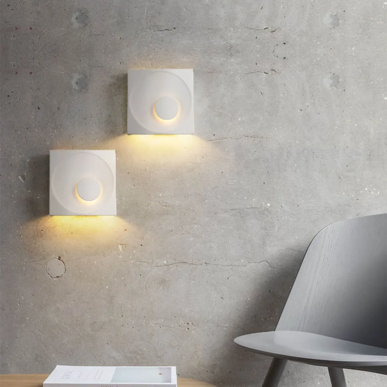 Серия настенных светильников с цементными плафонами кубической формы с круглым рельефом LEGEND Sandy gray