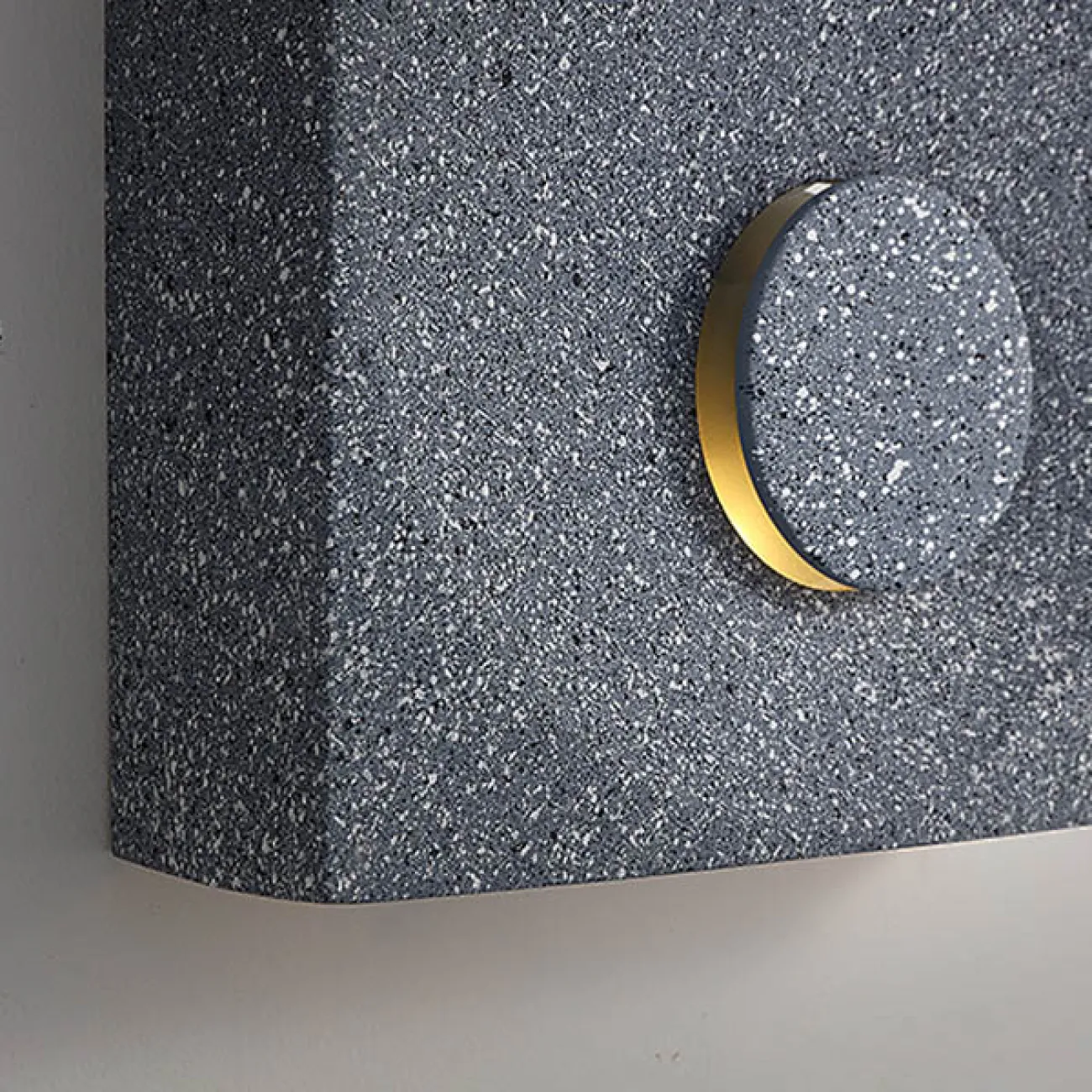 Серия настенных светильников с цементными плафонами кубической формы с круглым рельефом LEGEND Sandy gray