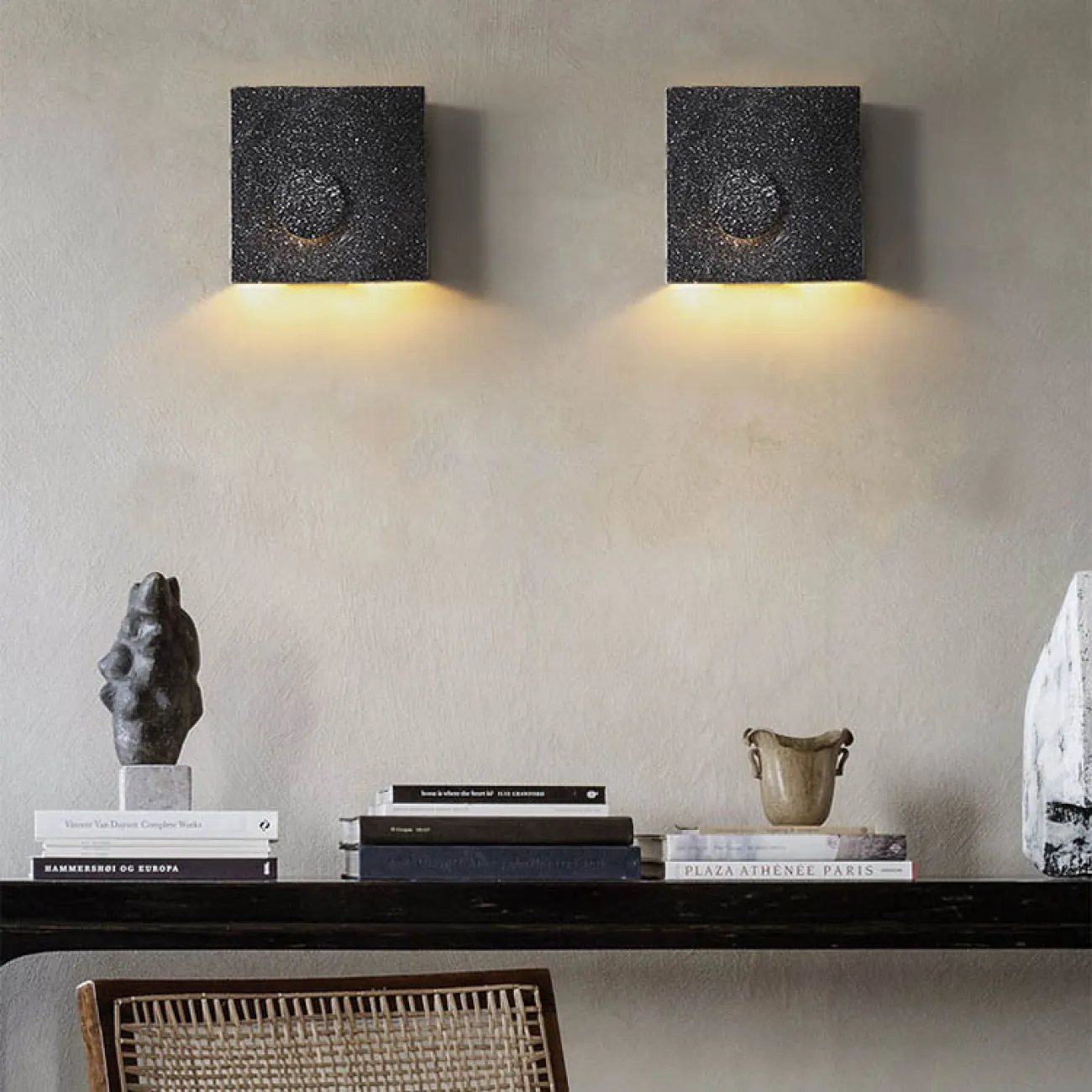 Серия настенных светильников с цементными плафонами кубической формы с круглым рельефом LEGEND Sandy gray