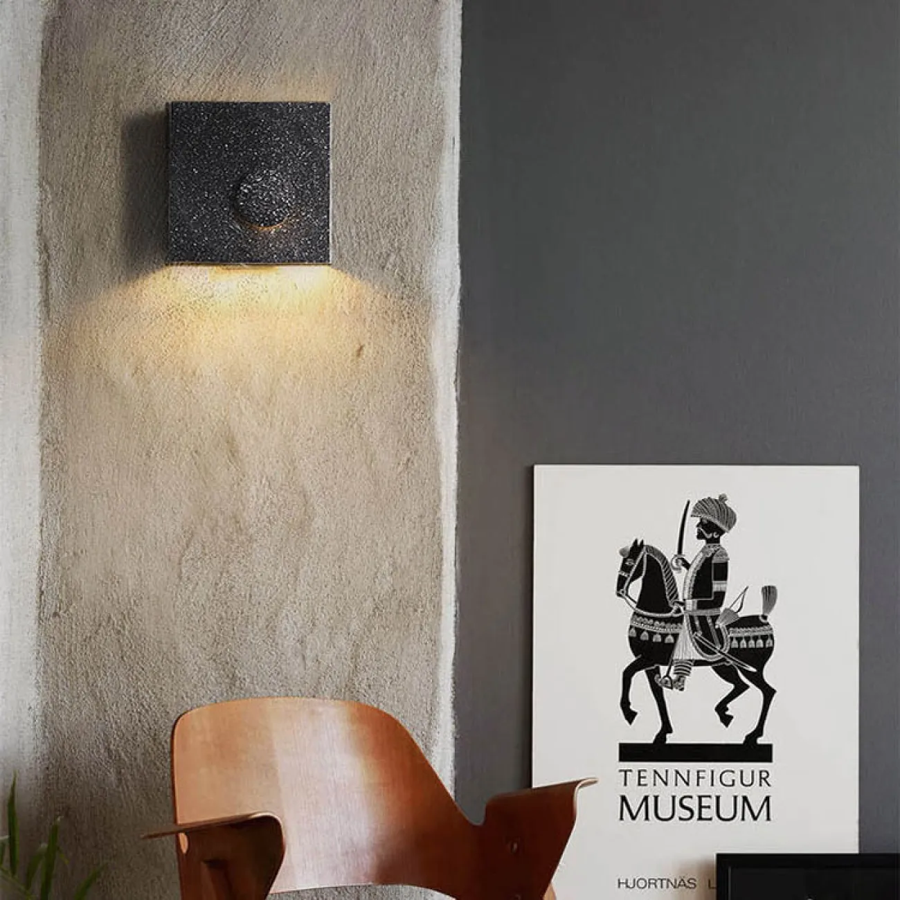 Серия настенных светильников с цементными плафонами кубической формы с круглым рельефом LEGEND Sandy gray