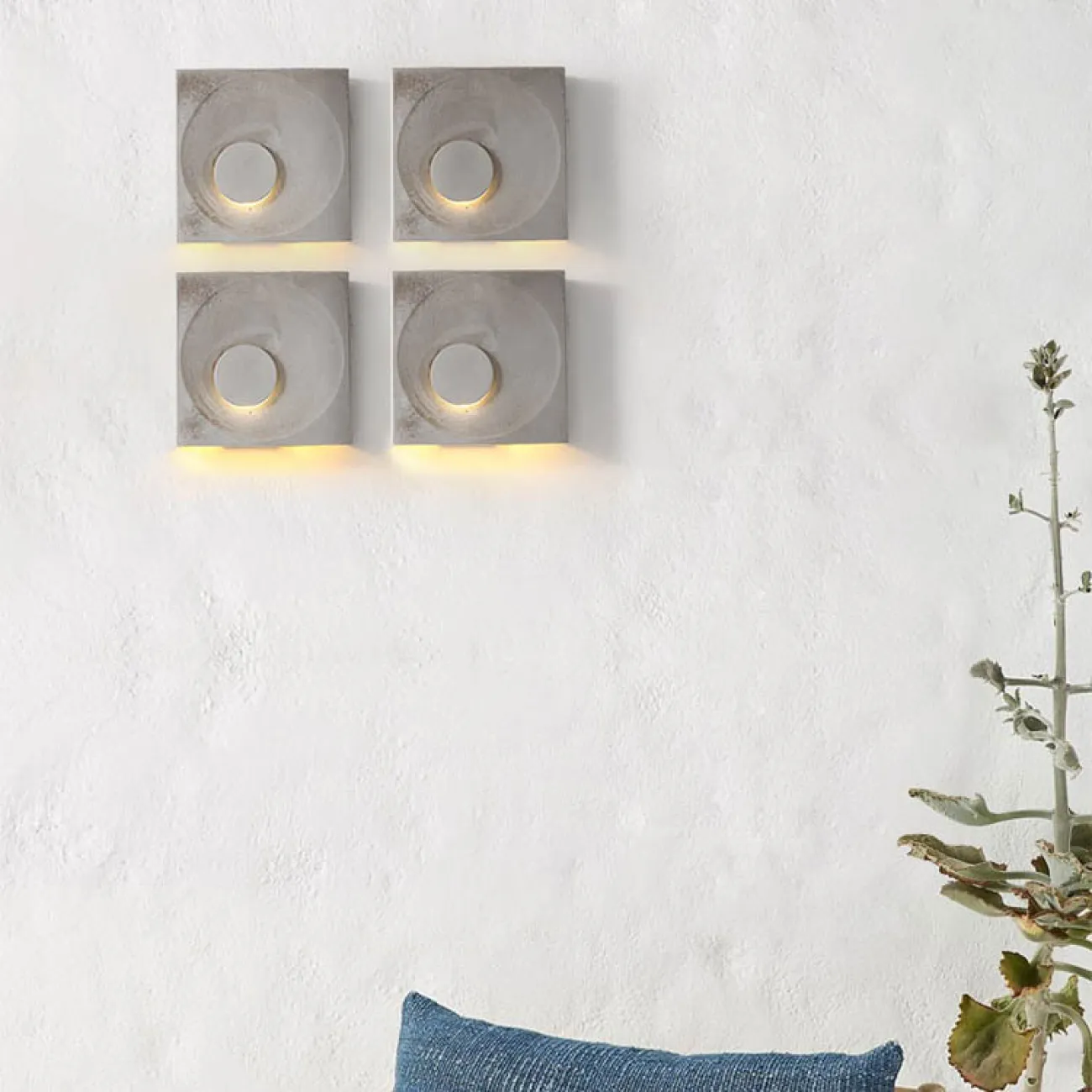 Серия настенных светильников с цементными плафонами кубической формы с круглым рельефом LEGEND Sandy gray