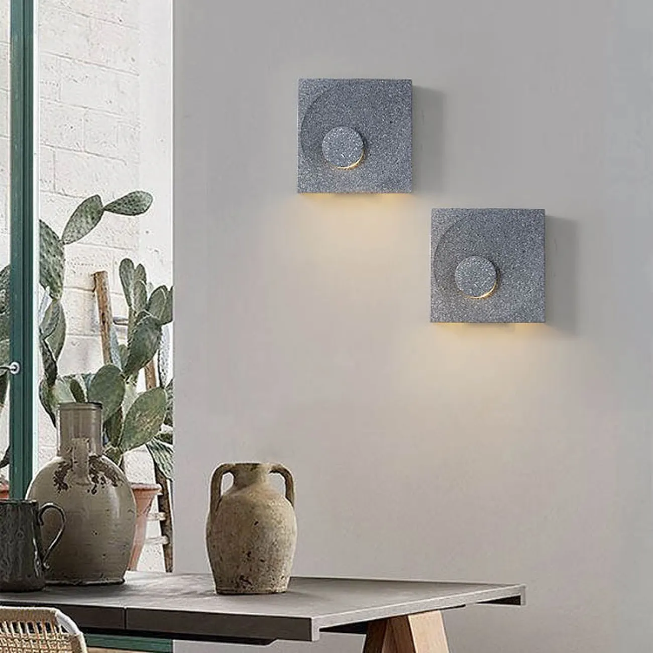 Серия настенных светильников с цементными плафонами кубической формы с круглым рельефом LEGEND Sandy gray