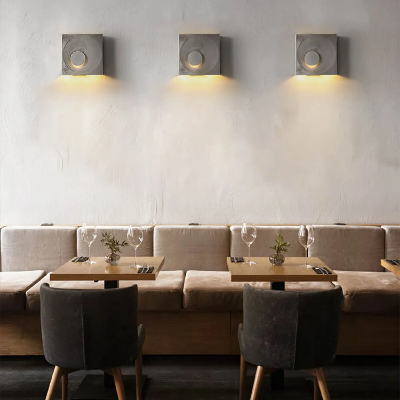 Серия настенных светильников с цементными плафонами кубической формы с круглым рельефом LEGEND Sandy gray