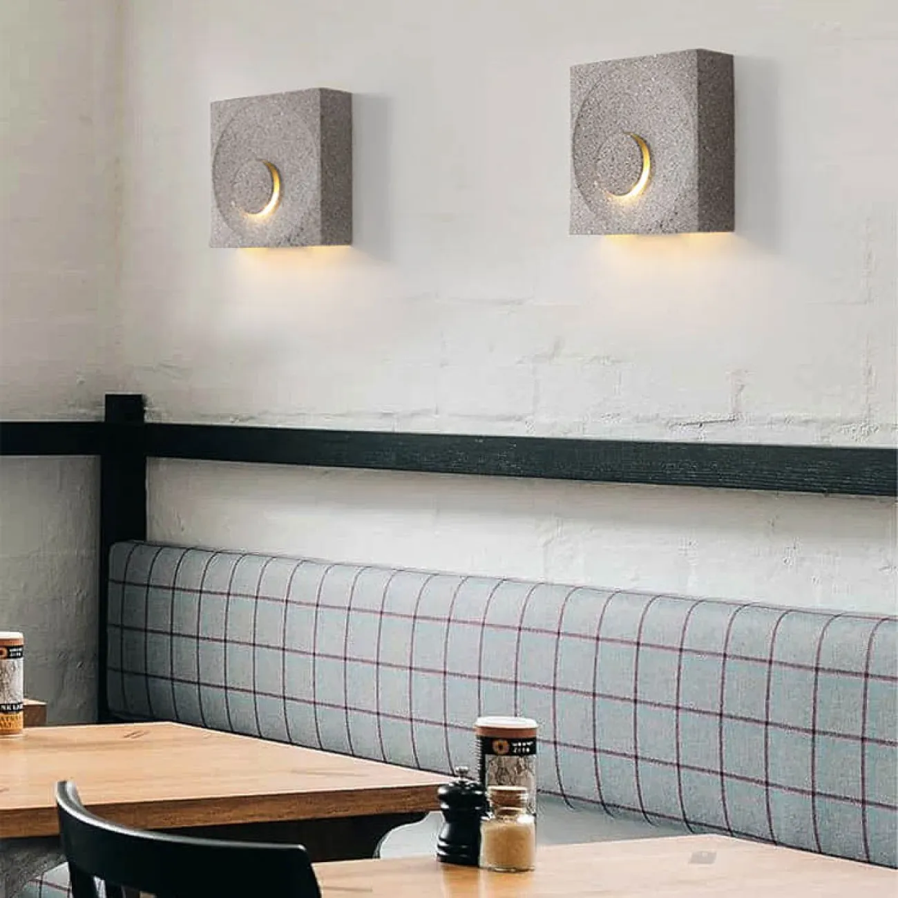 Серия настенных светильников с цементными плафонами кубической формы с круглым рельефом LEGEND Sandy gray